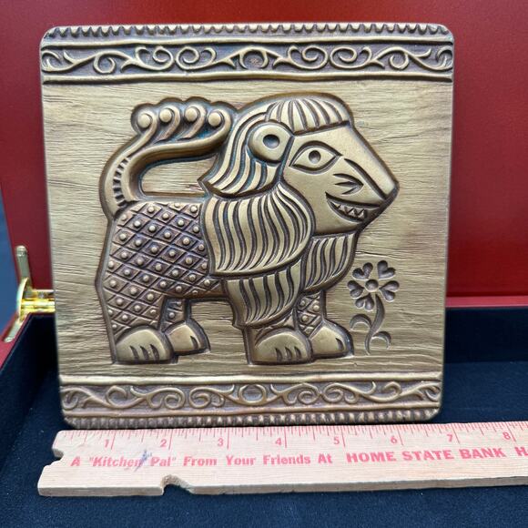 Vintage Leo Astrological Zodiac Sign Plaque Chalkware Plaster 7"x7" 1967 - Picture 2 of 7